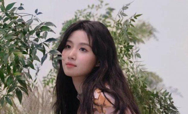 鲜花盛放的春夏交接之际，穿搭也要“花里胡哨”