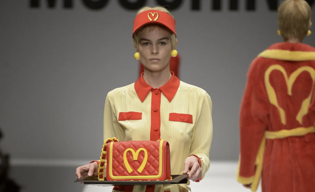 时尚界最敢玩的设计师离开Moschino，任内作品屡屡引人发问：“这就是时尚？”