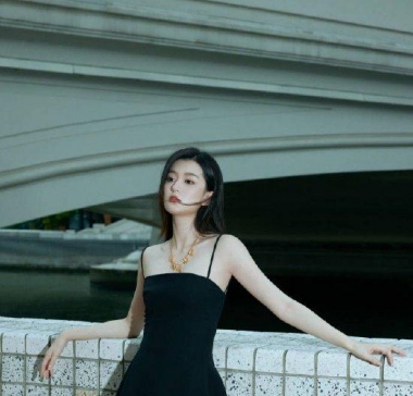乔欣穿黑色吊带裙皮肤白皙 怼脸镜头清冷复古感拉满